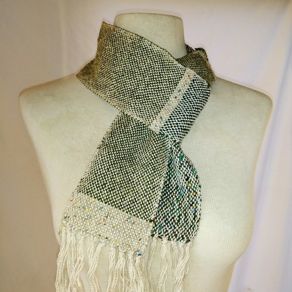 ๐ Hand-Woven Winter Scarf #hundredsofscarves - Picture 4 of 4